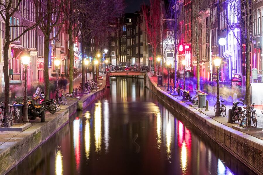 Amsterdam: Red Light District walking tour - The red windows and the old church