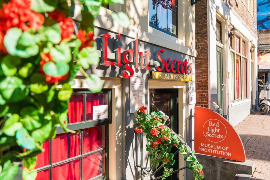 Amsterdam: Red Light Secrets Museum and 1-Hour Canal Cruise - Why the two-part format works