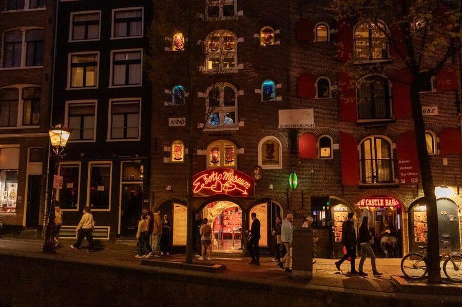 Amsterdam: Red Light Tour Exclusive + Peep Show - The Bulldog and the coffeeshop question