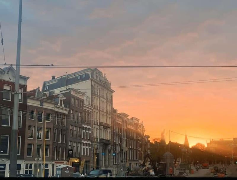Amsterdam: Red light tour in German/English for groups of 4 people or more - Reading the shop windows and side alleys