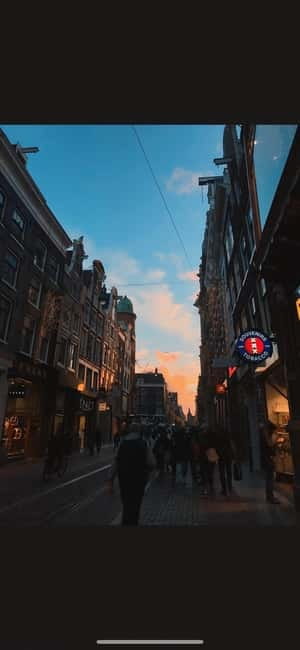 Amsterdam: Red light tour in German/English for groups of 4 people or more - A private format that works best for groups