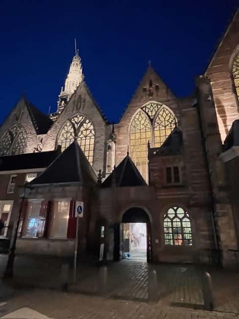 Amsterdam: Red light tour in German/English for groups of 4 people or more - What the $26 price buys you