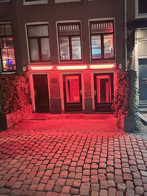 Amsterdam: Red light tour in German/English for groups of 4 people or more - Starting beside St. Nicholas Church