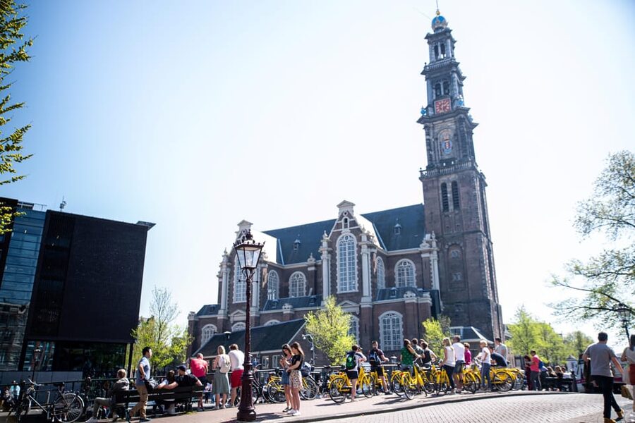 Amsterdam: Relaxed City Highlights Guided Bike Tour - What the guides add to the ride