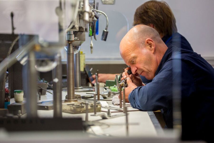 Amsterdam: Royal Diamond Experience - Watching the cutting and polishing work