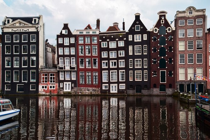 Amsterdam Scavenger Hunt and Highlights Self Guided Audio Tour - Beurs van Berlage and the National Monument