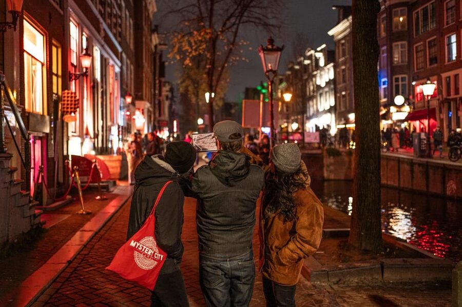 Amsterdam: Self-guided Red Light District Pub Crawl Mystery - The puzzle design and the 1988 case