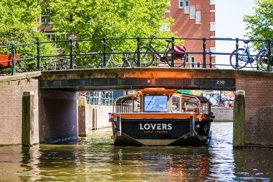 Amsterdam: Semi-Open Canal Boat Cruise - Audio guide versus live captain commentary