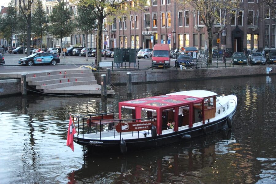Amsterdam: Small-Group Canal Cruise incl. Drinks and Snacks - Why Giuliana makes a difference on Amsterdam’s canals
