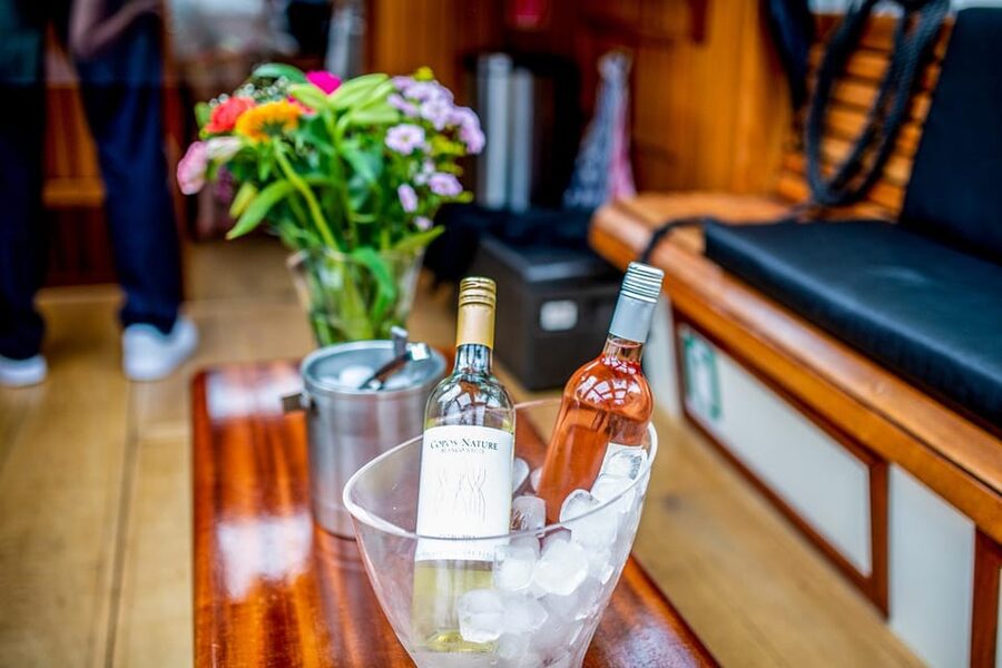Amsterdam: Small-Group Canal Cruise incl. Drinks and Snacks - Meeting Sebi beside the Westerkerk