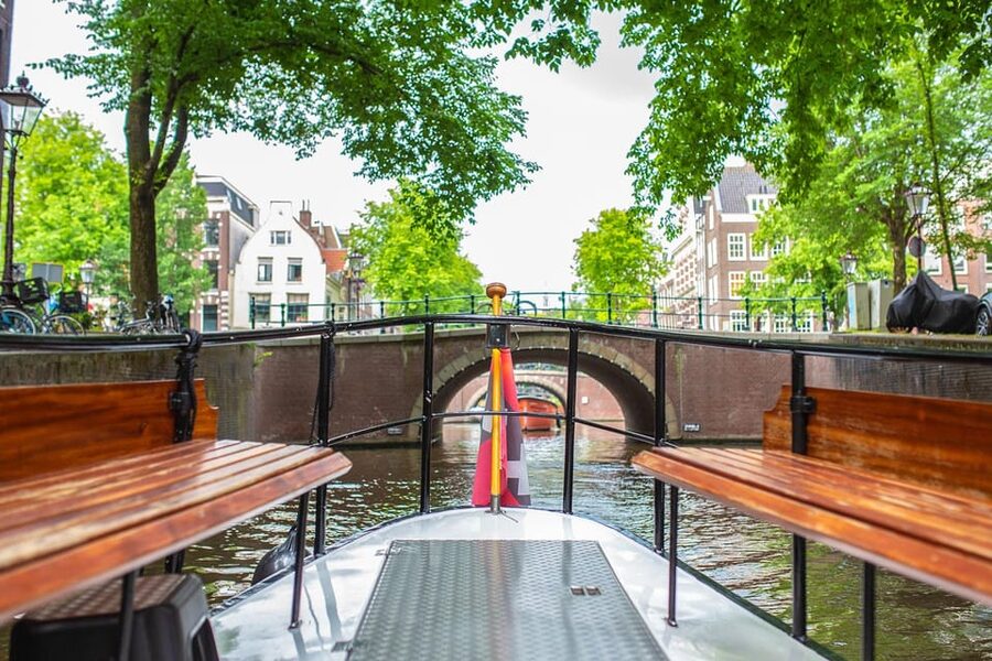 Amsterdam: Small-Group Canal Cruise incl. Drinks and Snacks - Weesperbuurt, Herengracht, and smaller waterways
