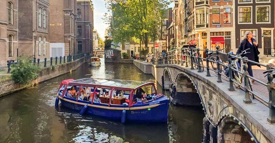 Amsterdam: Smoke and Lounge City Boat Cruise - Key points at a glance