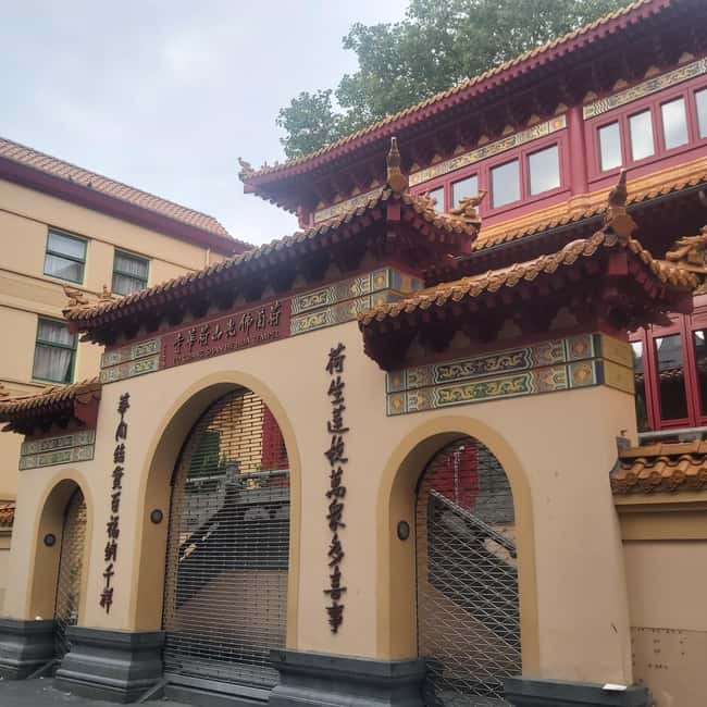 Amsterdam: Spanish Tour Unmasking the Redlight District - A short photo stop and He Hua Temple