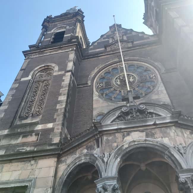 Amsterdam: Spanish Tour Unmasking the Redlight District - Nieuwmarkt and De Waag