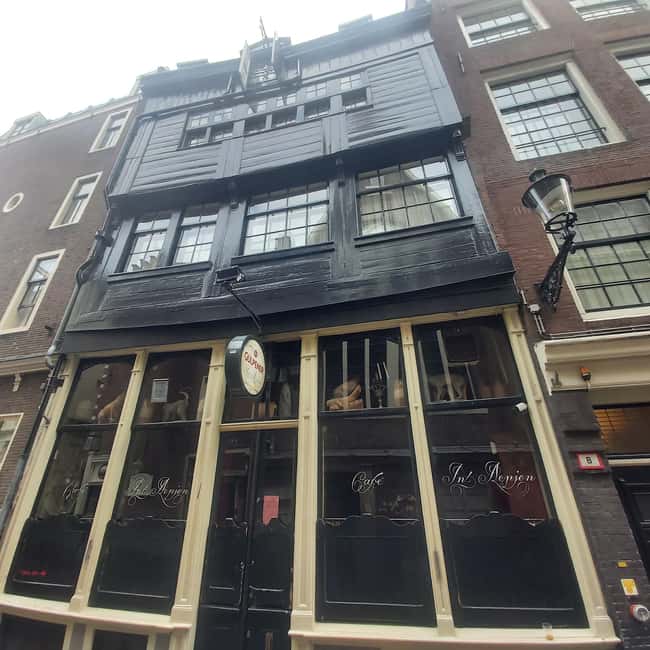 Amsterdam: Spanish Tour Unmasking the Redlight District - Warmoesstraat and the smaller details