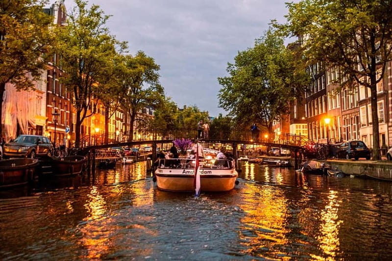 Amsterdam: The Bulldog Boat Smoke and Booze Cruise - Canal Belt views and city commentary