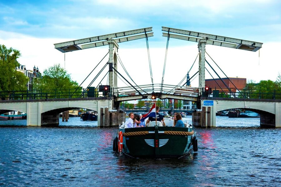 Amsterdam: The Newest Canal Cruise with Drink Option - Starting beside Amsterdam Central Station
