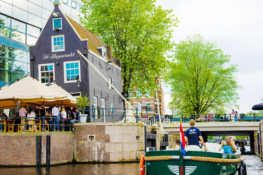 Amsterdam: The Newest Canal Cruise with Drink Option - Drinks, comfort, and the value of one hour