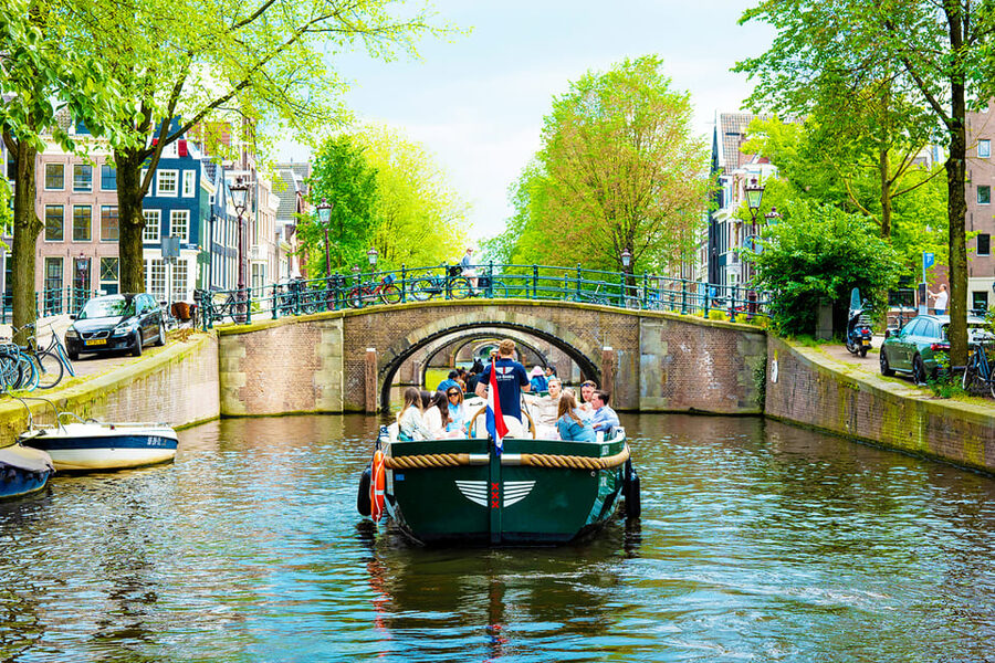 Amsterdam: The Newest Canal Cruise with Drink Option - Who should book this cruise