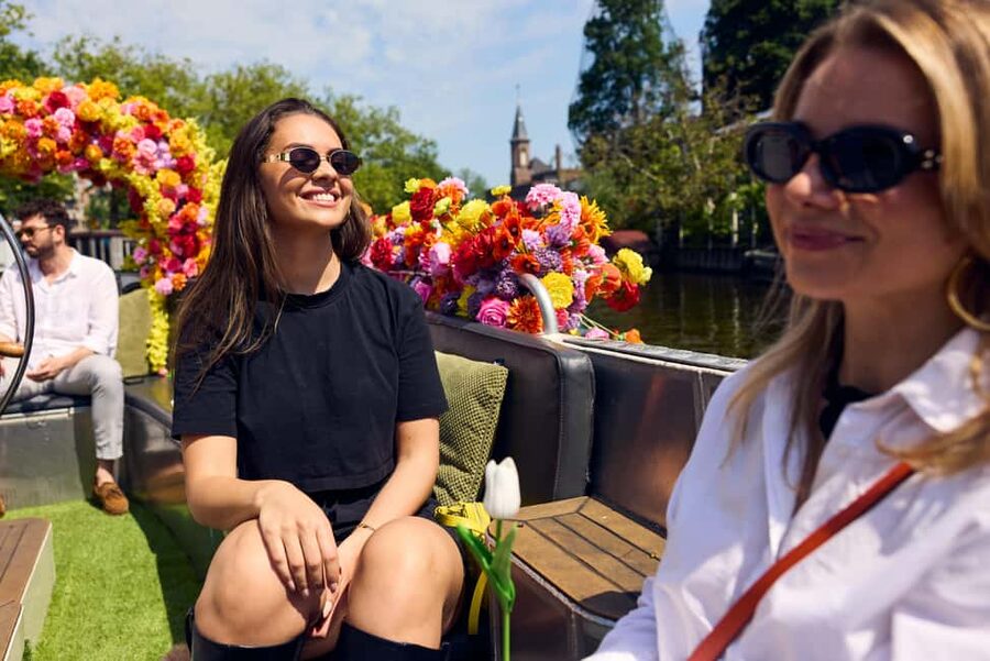 Amsterdam: The Original Flower Boat with Local Guide and Bar - The guides make the difference