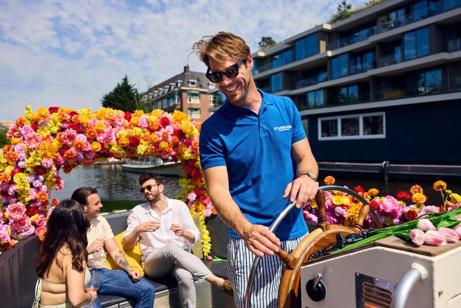 Amsterdam: The Original Flower Boat with Local Guide and Bar - Oudeschans: a short opening look at Amsterdam