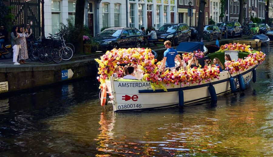 Amsterdam: The Original Flower Boat with Local Guide and Bar - Prinsengracht: more canal views and local stories