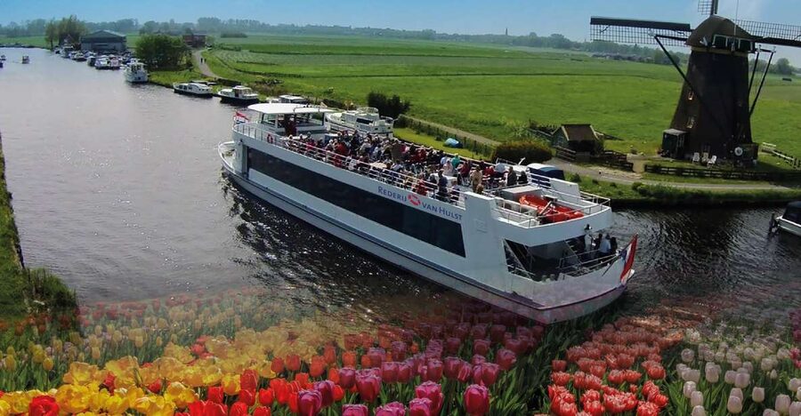 Amsterdam: Tour to Keukenhof Gardens with Windmill Cruise - The comfortable coach ride south