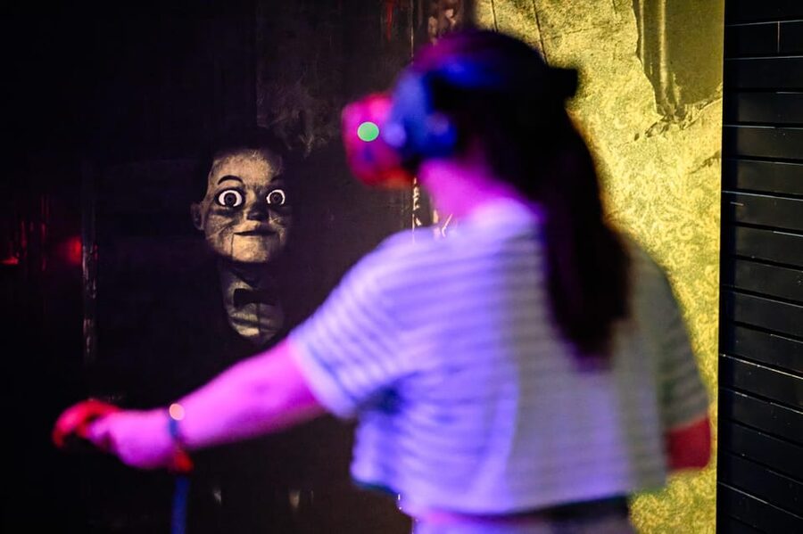 Amsterdam: Ultimate VR Experience: 60 minutes - Choosing between Arizona Sunshine and After the Fall
