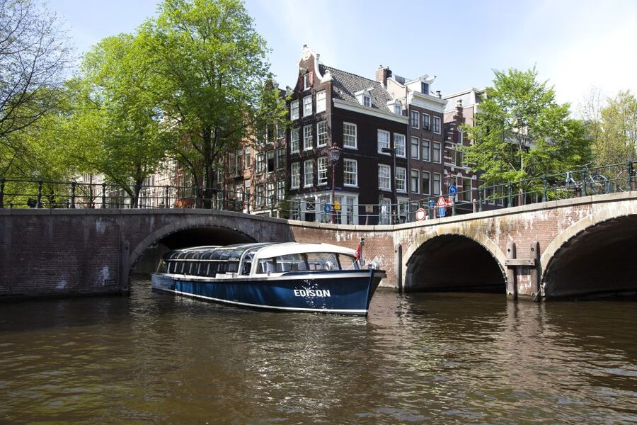 Amsterdam: Van Gogh Museum Ticket and City Canal Cruise - Snack boxes and the family option