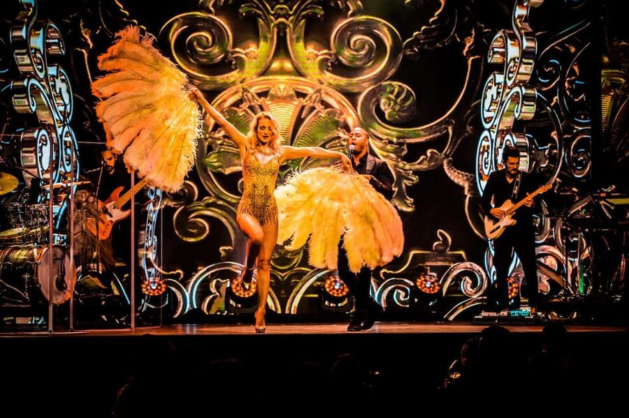 Amsterdam: VEGAS Dinner Show with 3-Course Sharing Menu - Service can shape the whole evening