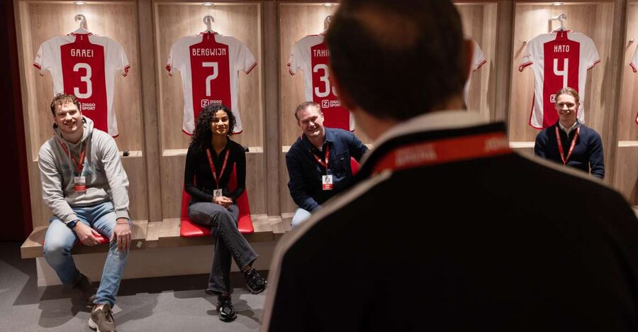 Amsterdam: VIP Johan Cruijff ArenA Tour with Drink and Scarf - A drink and pitch view from the skybox