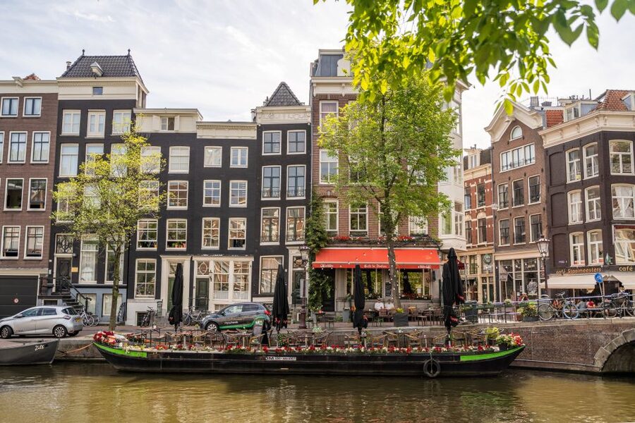 Amsterdam: Walking Tour with Dutch Pancake Lunch - Who should book this walk?