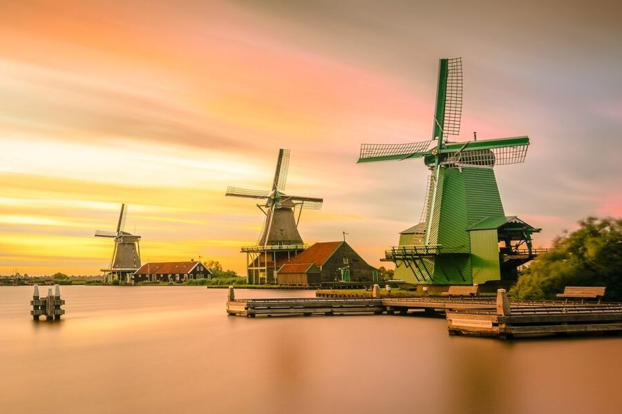 Amsterdam: Zaanse Schans, Windmills & Giethoorn Private Trip - Two Dutch icons in one eight-hour day