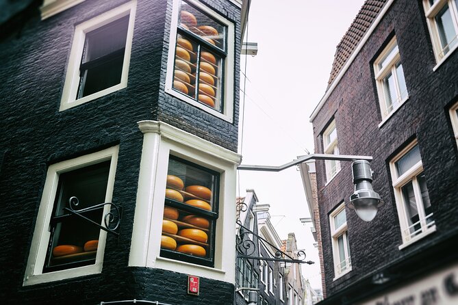 Authentic tour of Amsterdam: Jordaan, Ana Frank and Vondelpark - Leidseplein: from old streets to Amsterdam after dark