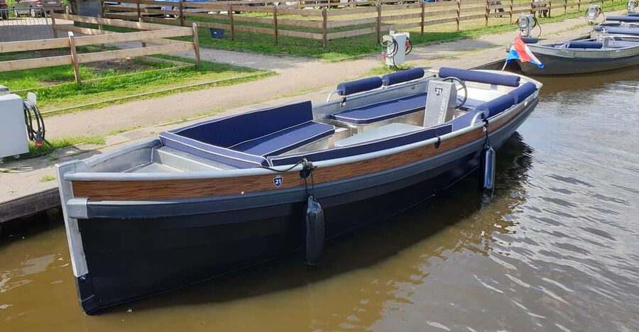 Boatrental 2 Hours 12 Person with Steeringwheel and cushions - Returning to the dock