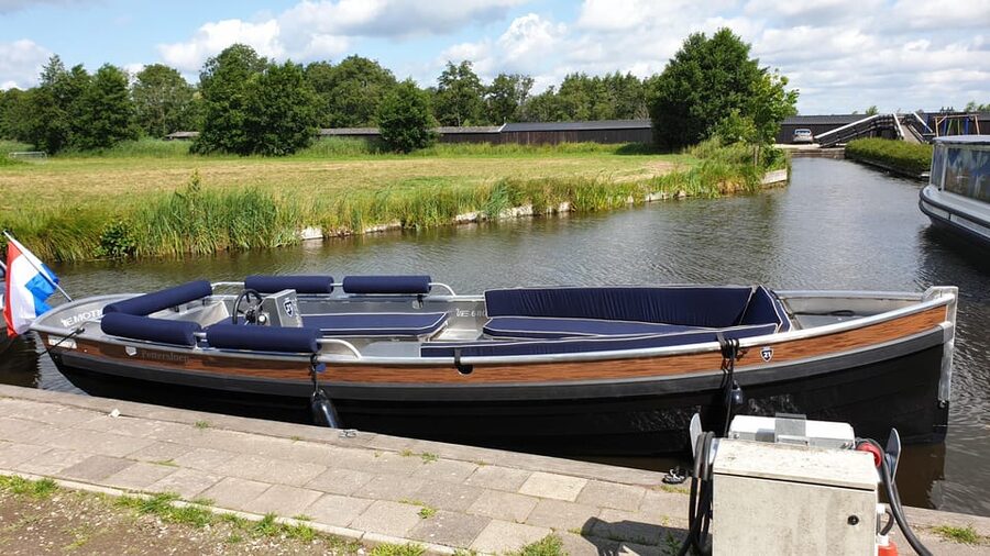 Boatrental 2 Hours 12 Person with Steeringwheel and cushions - Is this private Giethoorn boat rental worth booking?