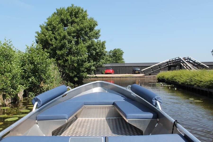 Boatrental 2 Hours 8 Person with Steeringwheel and cushions - Taking the wheel at Zuiderpad 14a