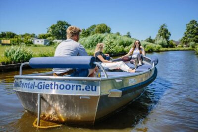 Boatrental 2 Hours 8 Person with Steeringwheel and cushions