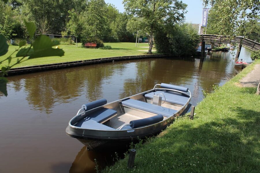 Boatrental 2 Hours 8 Person with Steeringwheel and cushions - Who will enjoy this boat rental most
