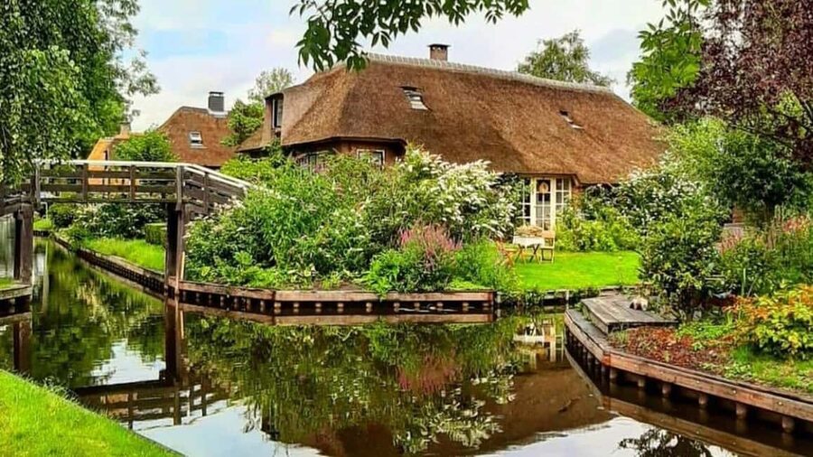 Boatrental 3 Hours 8 Person with Steeringwheel and cushions - Why a self-drive boat fits Giethoorn