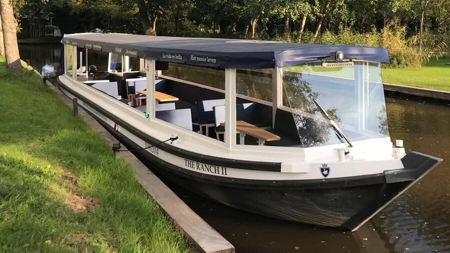 Boatrental 3 Hours 8 Person with Steeringwheel and cushions - Who will enjoy this boat rental most