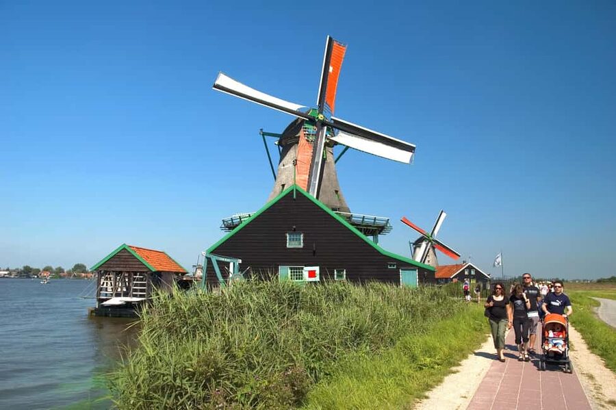 Brussels: Holland Keukenhof & Kinderdijk Guided Day Tour - The canal cruise gives Kinderdijk its best angle