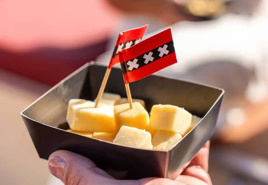 CHEESE AND DRINKS TOUR: A TASTE OF AMSTERDAM ON THE CANALS - A quiet start beside the Oudezijds Voorburgwal