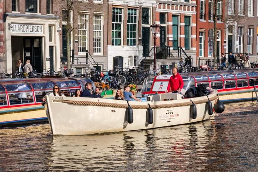CHEESE AND DRINKS TOUR: A TASTE OF AMSTERDAM ON THE CANALS - Skinny Bridge and the Munttoren