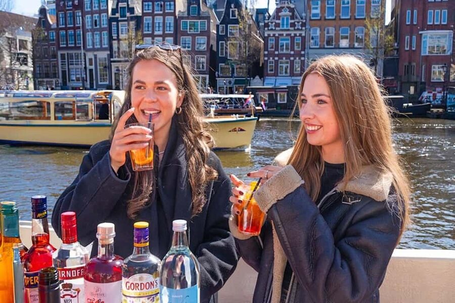 CHEESE AND DRINKS TOUR: A TASTE OF AMSTERDAM ON THE CANALS - Grimburgwal and the return to the starting dock
