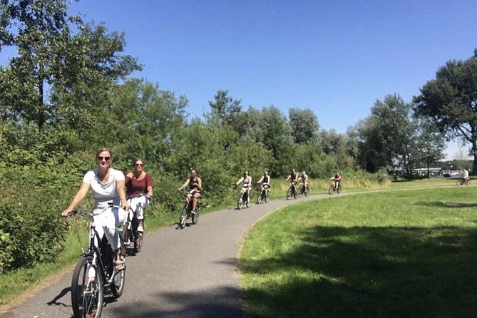 Cheese, Canals & Windmill Countryside E-Bike Tour Amsterdam - Nieuwendammerdijk and old captains’ houses