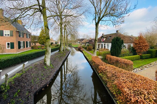 Day Tour Giethoorn, Afsluitdijk and Zaanse Schans with Boat Cruise - How the small-group setup affects your day