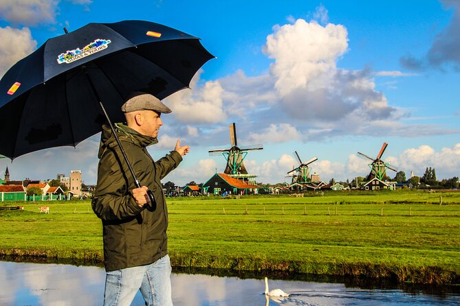 Day Trip to Zaanse Schans, Edam, Volendam and Marken from Amsterdam - Volendam: harbor time and the best lunch opportunity