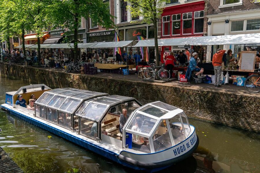 Delft: Canal Cruise with Guided Commentary - The covered boat and photo conditions