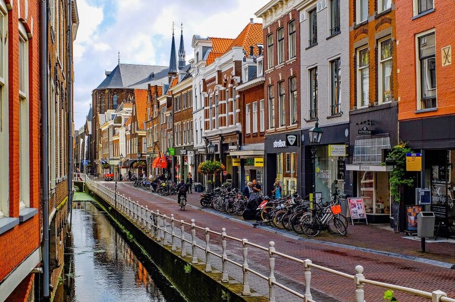 Delft: Guided Walking Tour - Following Vermeer Through the Old Town